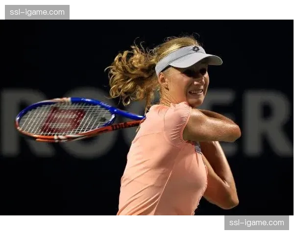 马萨洛娃正手进攻压制 身高优势结合底线深度控制节奏